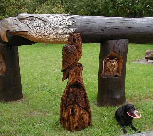 Eule mit zwei Babyeulen im Nest